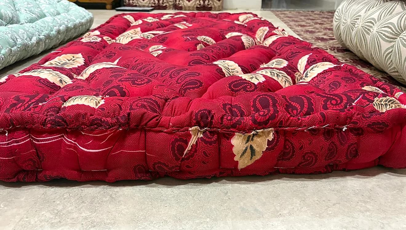 Structured boxed-edge bed mattress with deep tufting and piped border